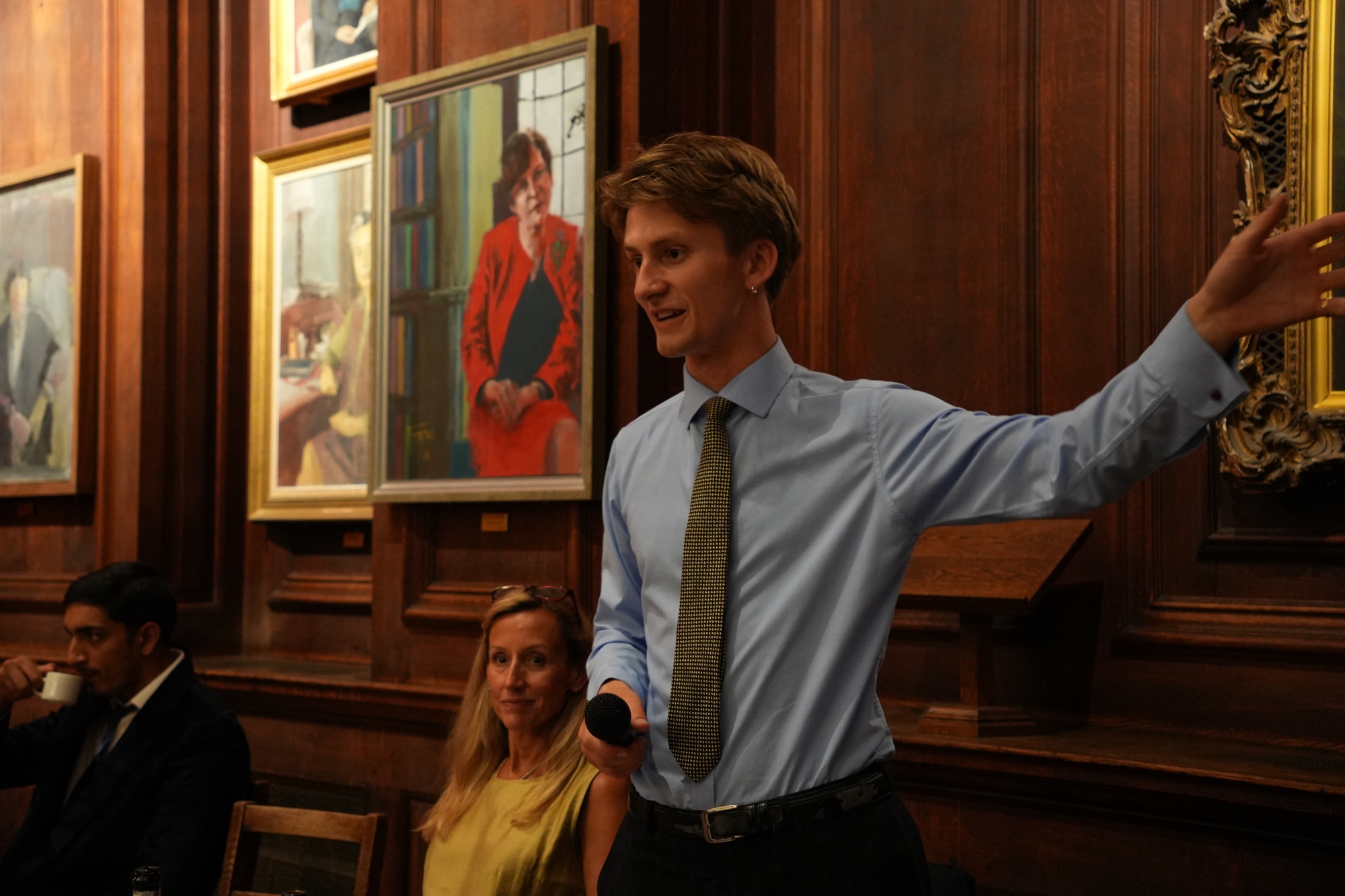 An Oxford Global Education academic leading a discussion