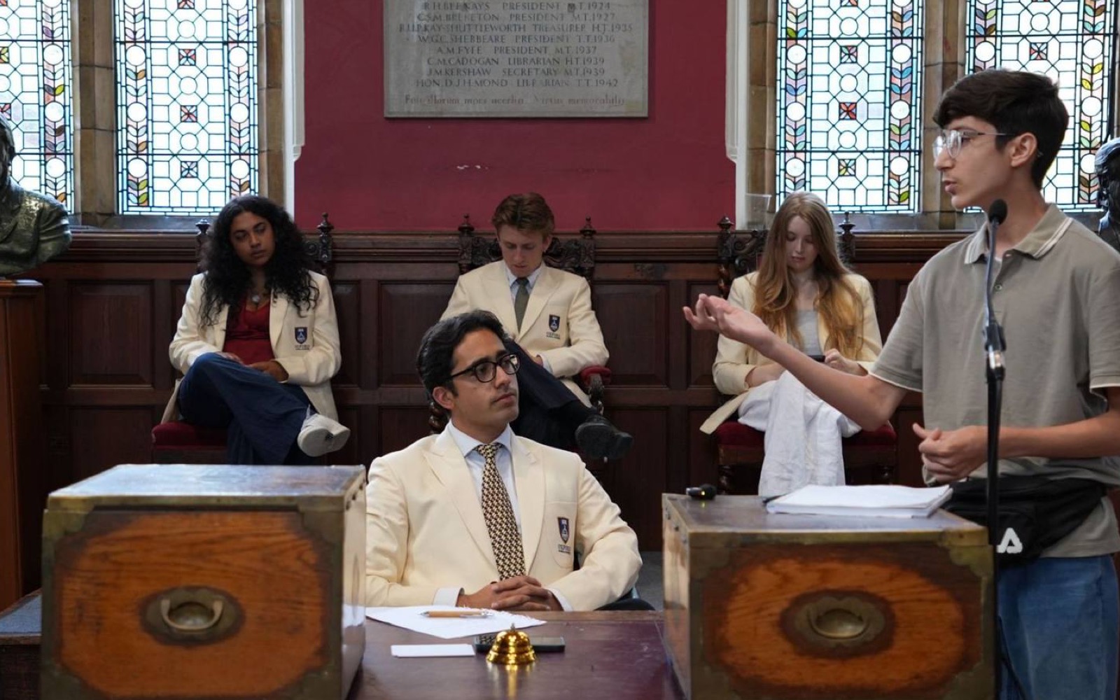Executive programme participants in discussion in Oxford
